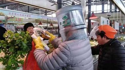 صور.. حيل مضحكة لجأ إليها الصينيون للتصدي لـ