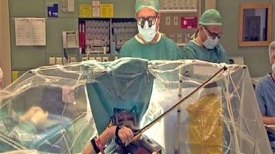 شاهد.. لحظة إيقاظ مريضة تعزف على الكمان أثناء جراحة خطيرة (فيديو)