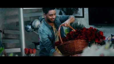 بالفيديو.. أحمد جمال يبيع الورد في الشوارع