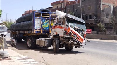 علي نفس الطريق .. اصطدام 9 سيارات علي طريق 