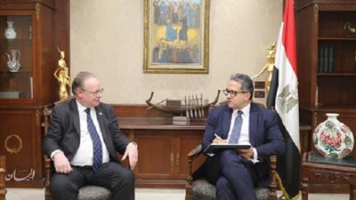 العناني يبحث مع سفير أيرلندا الترويج للمقاصد السياحية وزيادة أعداد السائحين