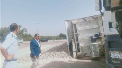 فقد السيطرة.. انقلاب سيارة نقل محملة بالزلط بطريق مطار برج العرب بالإسكندرية (صور)