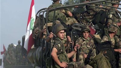 الجيش اللبناني يتصدى لمحتجين حطموا واجهات عدد من البنوك بوسط بيروت