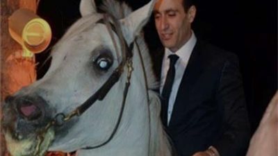 أحمد السقا يقود عربة حنطور على الدائري