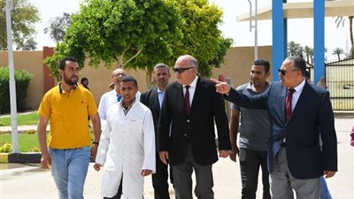 محافظ قنا يجرى جولة تفقدية بمشروعات الأمن الغذائى بالمعنا