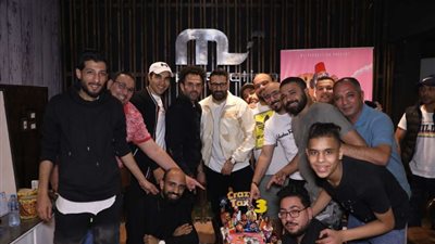 فريق عمل برنامج كريزي تاكسي يحتفلون بنجاحه بحضور المنتج مصطفى السويفى
