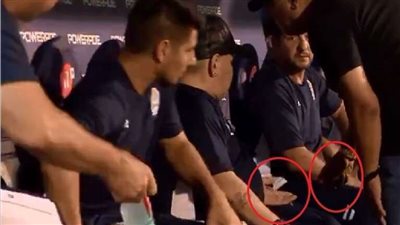 بالفيديو.. مارادونا يتعاطى مادة بيضاء غريبة تثير الجدل