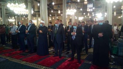 نائبًا عن الرئيس.. محافظ القاهرة يشهد صلاة آخر جمعة من رمضان بمسجد الإمام الحسين