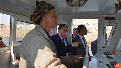 محافظ المنيا يتابع أعمال سحب إحدى البواخر السياحية عقب شحوطها بنهر النيل