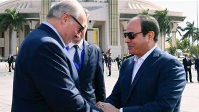 السيسي يودع الرئيس البيلاروسي بمطار القاهرة