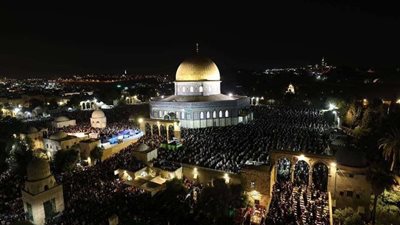 نصف مليون فلسطيني في باحات المسجد الأقصى المبارك الآن يؤدون صلاة التراويح والتهجد(صور)