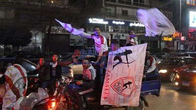 جماهير الزمالك تحتفل بالفوز بكأس السوبر المصري (صور)