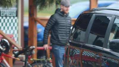 بعد تنازله عن اللقب الملكي.. الأمير هاري يتسوق في محلات البقالة