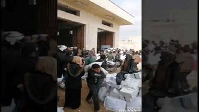 عاجل| الشعب السوري يقتحم مستودعات الإغاثة للحصول على الطعام (فيديو)