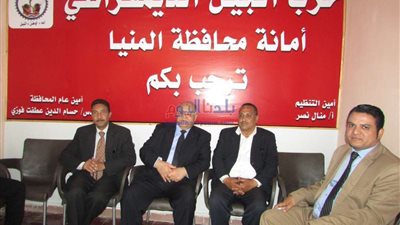 توافد العشرات على مؤتمر 