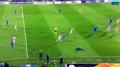 لقطة طريفة.. لاعب يتدحرج على الأرض ليرد على إصابة خصمه