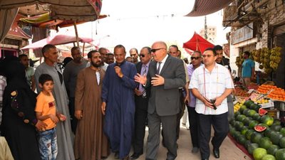 محافظ قنا يفاجئ عدد من الأسواق قبيل عيد الفطر المبارك
