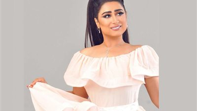 بالفيديو.. مخرج يحرج فنانة شهيرة بتصويرها بدون مكياج