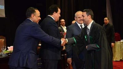 السيسي يمنح  نوط الجمهورية من الطبقة الأولى لعالم شاب اقتحم مشكلات صناعة النسيج (صور)