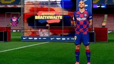 موقف محرج للاعب برشلونة أثناء تقديمه للجماهير (فيديو)