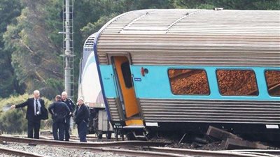 بالفيديو|| كارثة مروعة.. خروج قطار على متنه 160 راكب عن مساره