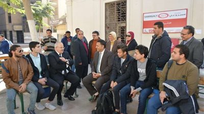 بالصور.. الخشت يتفقد الحرم الجامعي ويجري حوارًا مفتوحًا مع الطلاب