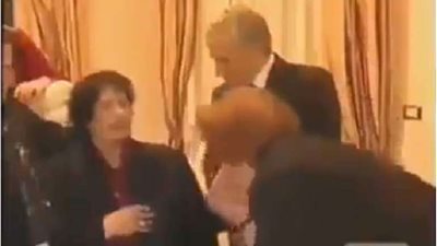 بالفيديو.. يهود ليبيا يقبلون يد القذافي في لقاء نادر بإيطاليا