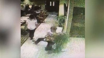 شاهد.. عامل في مطعم يفاجئ الجميع ويسقط بشكل غريب