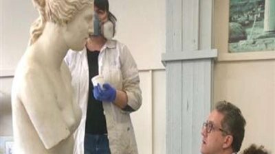 لهذا السبب.. وزير السياحة في اليونان (الصور)