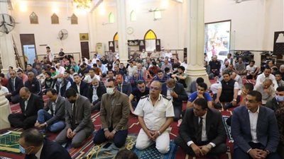 محافظ المنوفية يؤدي صلاة عيد الفطر وسط جموع المصلين بمسجد الري بشبين الكوم