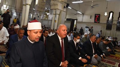 وسط جموع غفيرة .. محافظ قنا يؤدى صلاة عيد الفطر المبارك بمسجد العارف بالله سيدى عبدالرحيم القنائى