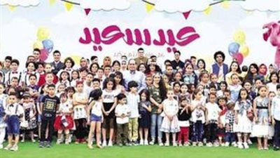 الرئيس السيسي يلتقط صورة تذكارية مع أبناء الشهداء يوم العيد.. فيديو