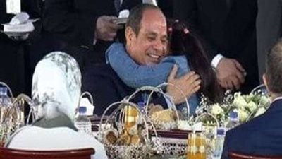 ابنة الشهيد محمد عاطف إسماعيل تحضن السيسي وترفض تركة.. فيديو