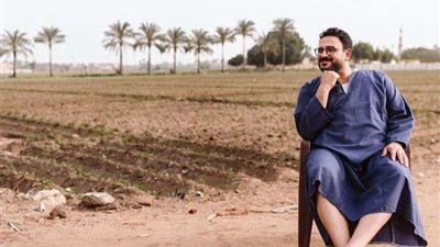 بالجلابيه.. أكرم حسني يهنئ متابعينة بحلول عيد الفطر بطريقته الخاصة