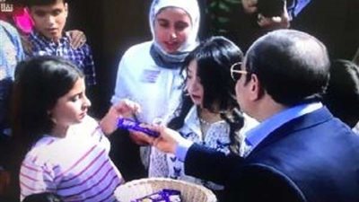 أبو المصريين يسعد قلوب أبناء الشهداء بتوزيع الحلويات بنفسه عليهم في احتفالات العيد.. فيديو