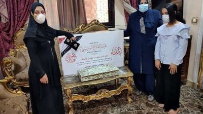 سؤال الرئيس يجعلني أشعر أنني لا أفقد شيئا.. أهالي الشهداء تعبر عن فرحتها بإحتفال السيسي معهم بالعيد 