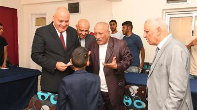 الداودى يزور دور الرعاية بمدينة قنا لتقديم التهنئة للأطفال بمناسبة عيد الفطر المبارك