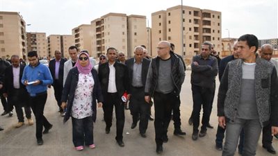 وزير الإسكان يتفقد الوحدات السكنية بمشروع 