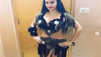 بوضعيات غير أخلاقية.. صافيناز تثير غضب جمهورها مع الأناناس