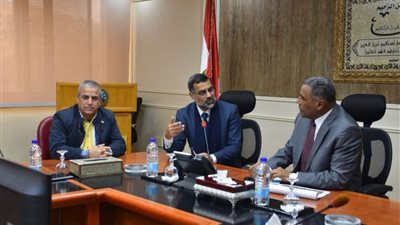 محافظ مطروح يبحث سبل تطوير واحة سيوة للحفاظ على الطابع البيئي والسياحي