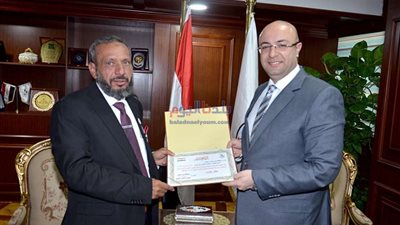 محافظ بني سويف لطبيب الغلابة: فخورون بك وبما صنعت لأبناء وطنك