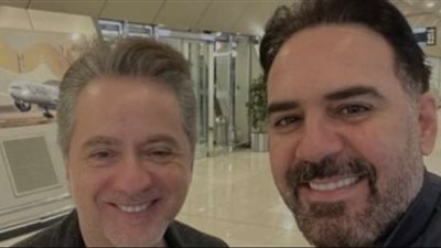 مع حبيبي ملك الرومانسية.. وائل جسار ومروان خوري بمطار الكويت