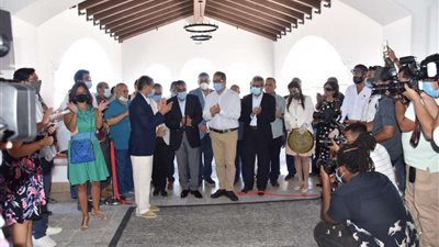 مصري يحمل سائحة على ظهره 300 متر بعد إصابتها بضربة شمس فبأسوان