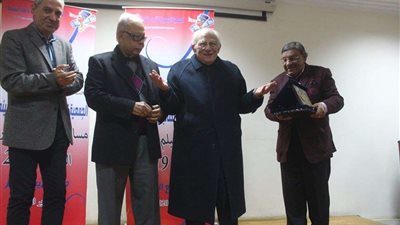 على رأسهم رشوان توفيق.. الجامعة المصرية تكرم عدد من الفنانين والكتاب