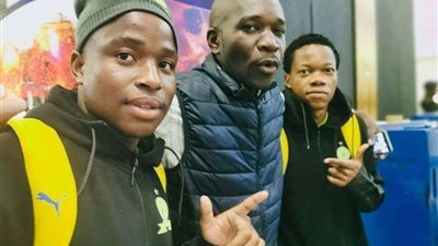 بالصور.. لاعبو صن داونز يستعدون لمواجهة الأهلي بلعب الكوتشينة في مطار القاهرة