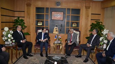 رئيس جامعة المنصورة يستقبل السفير الفرنسي بالقاهرة