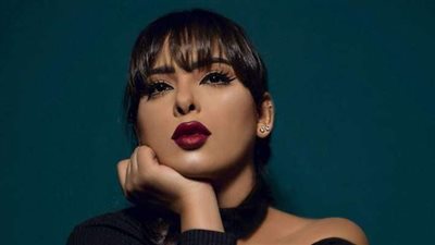 صدمة.. فنانة شهيرة: أمتلك مناطق بارزة في جسدي 