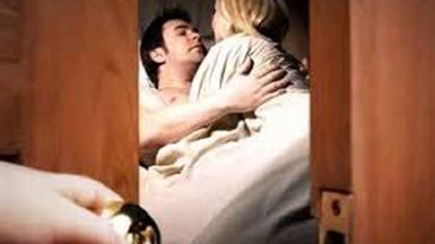 شاب يقتل زوجته في أحضان والده بفراش الزوجية