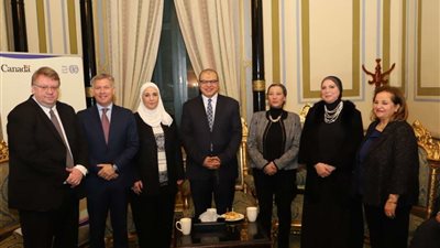 سعفان يهدي درع القوي العاملة لـ 