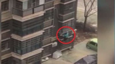 بسبب كورونا.. سيدة مسنة تخاطر بحياتها وتتسلق مبنى شاهق بطريقة غريبة